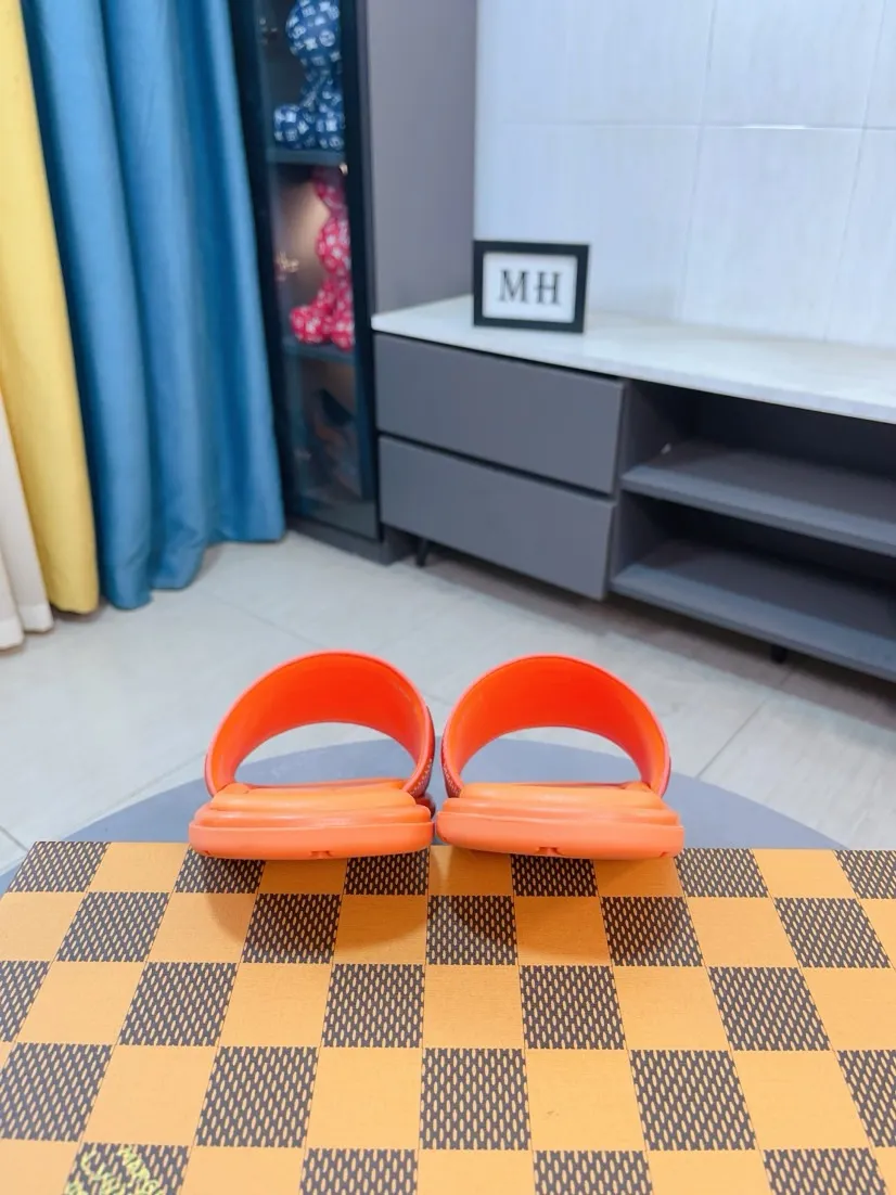 Men's shoes 💰340🌹🌹 (lv-Louis Vuitton) New men's slippers, high-end boutique, exquisite embossed logo decoration on the upper, fine workmanship, super soft soles, casual, loose and comfortable, a must-have in summer! \nsize：38-44
